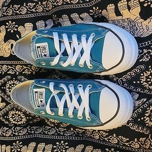 Turquoise Converse lowtops
